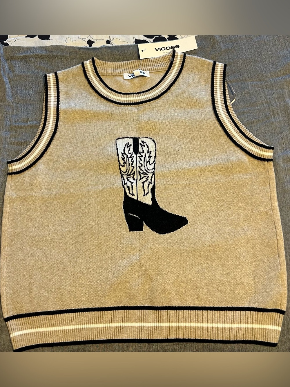 VIGOSS Beige Knit Sweater Vest with Boot Motif Xl